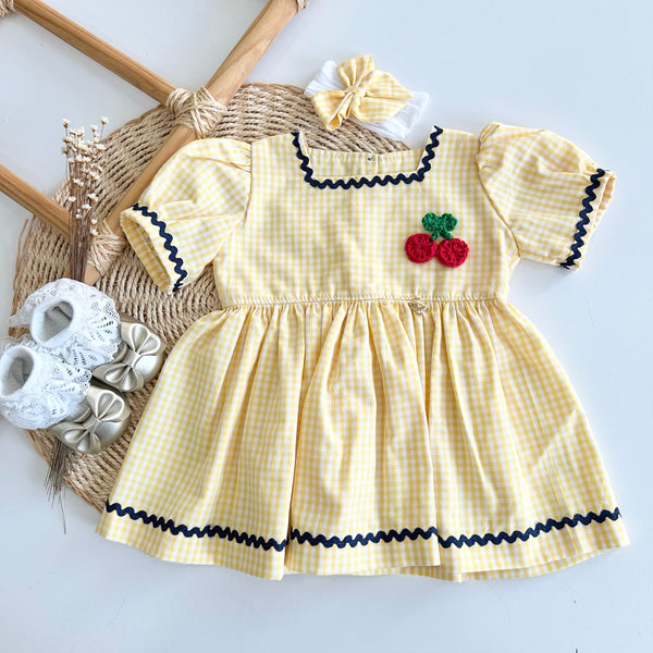 Vestido Xadrez Amarelo  com  Aplique Cereja - Maria Cecília