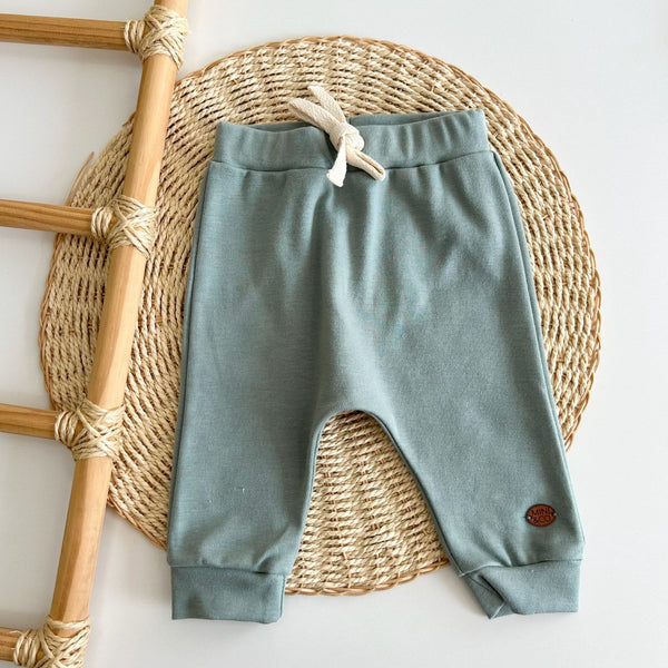 Calça em Algodão Egípcio Ultra Soft Verde com Cordão e Braguilha Decorativa - Mini&co Bebê Menino